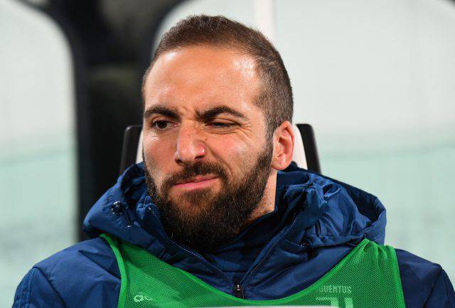 Higuain storce il naso