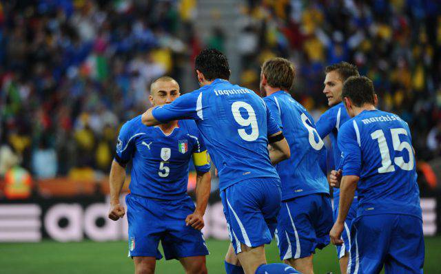 Italy's striker Vincenzo Iaquinta (2ndL)