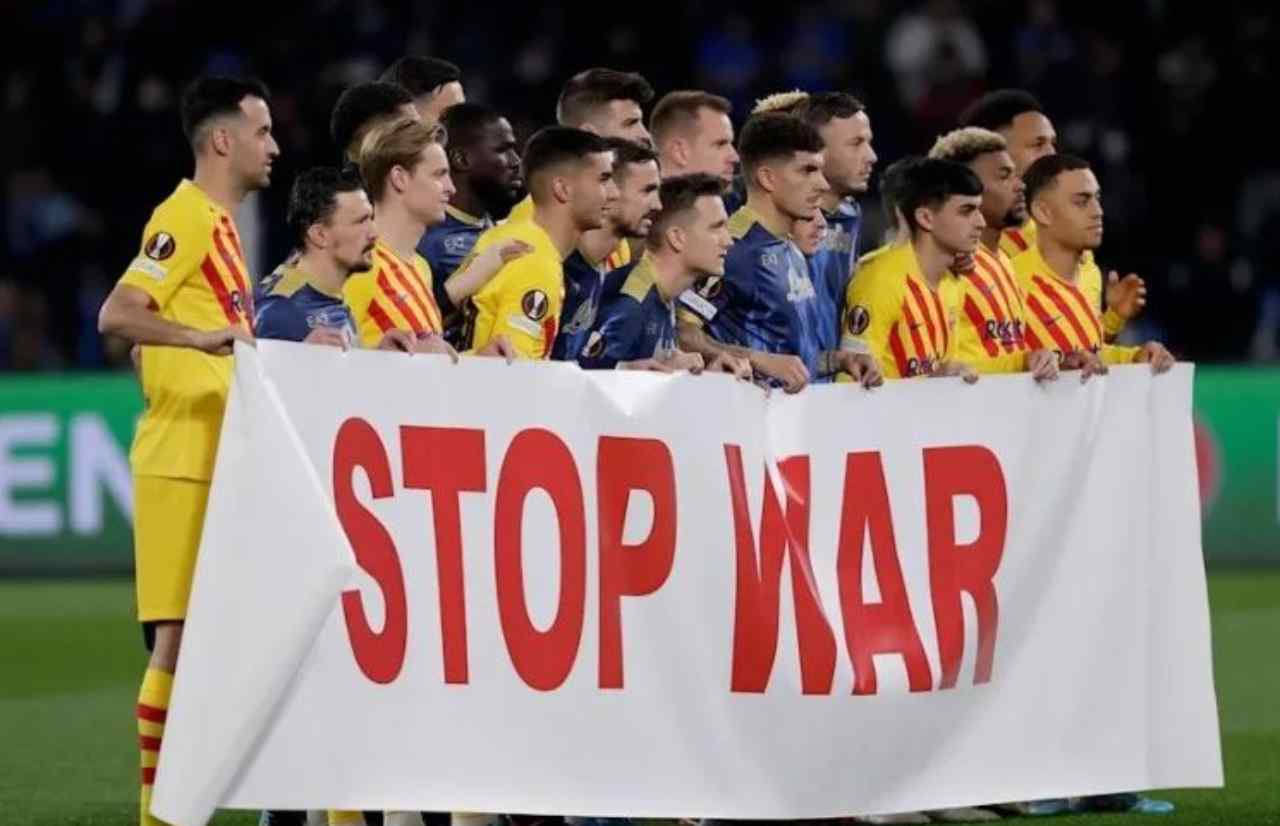Napoli-Barcellona, striscione STOP WAR