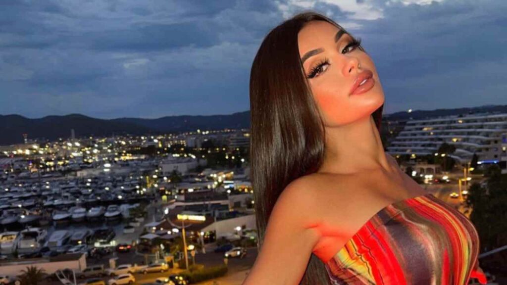 Martina Smeraldi in lingerie, décolleté da urlo: fan in tilt - FOTO