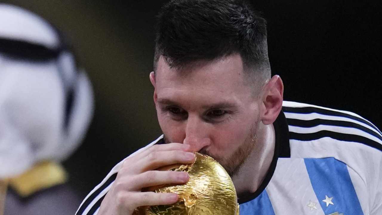 Messi bacia la Coppa - ilcalcioignorante - 030123