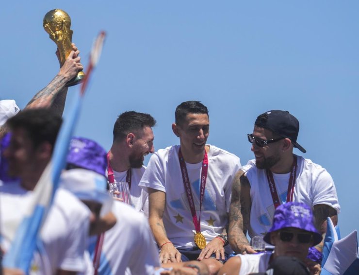 Messi festeggia a Buenos Aires - ilcalcioignorante 030223