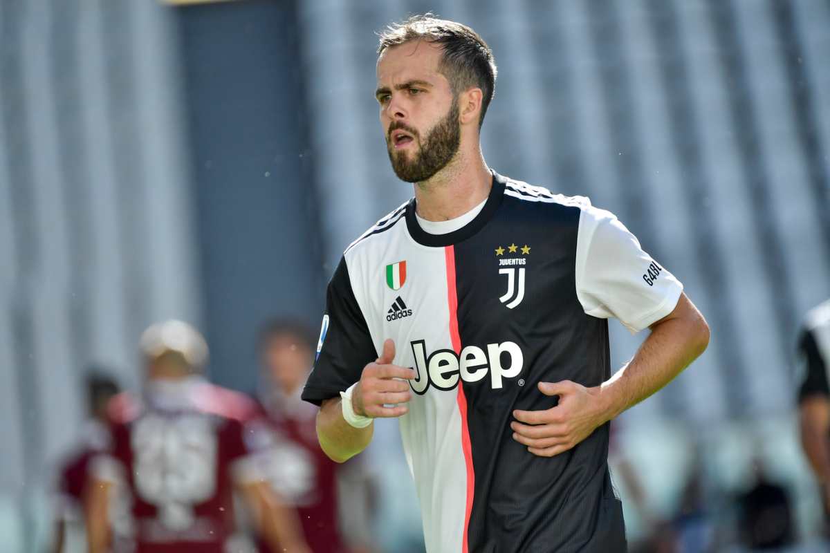 L'ex PSG Pjanic, con la maglia della Juventus