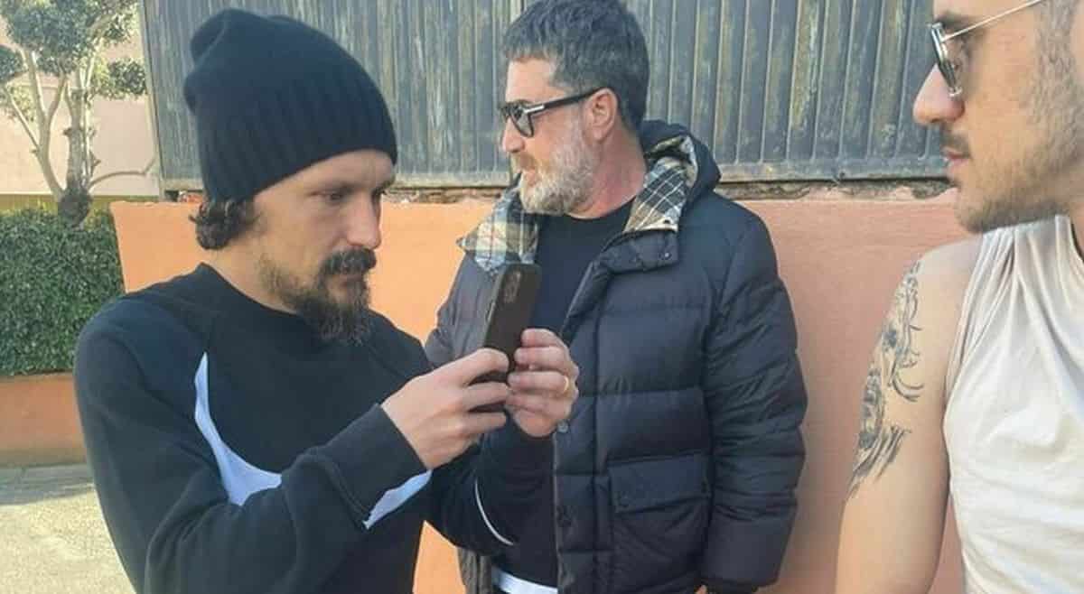 Il calciatore mario rui, fotografa il tatuaggio con il so viso