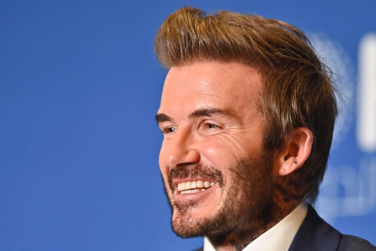 Uno dei Beckham beccato dai paparazzi: baci, abbracci e auto di lusso