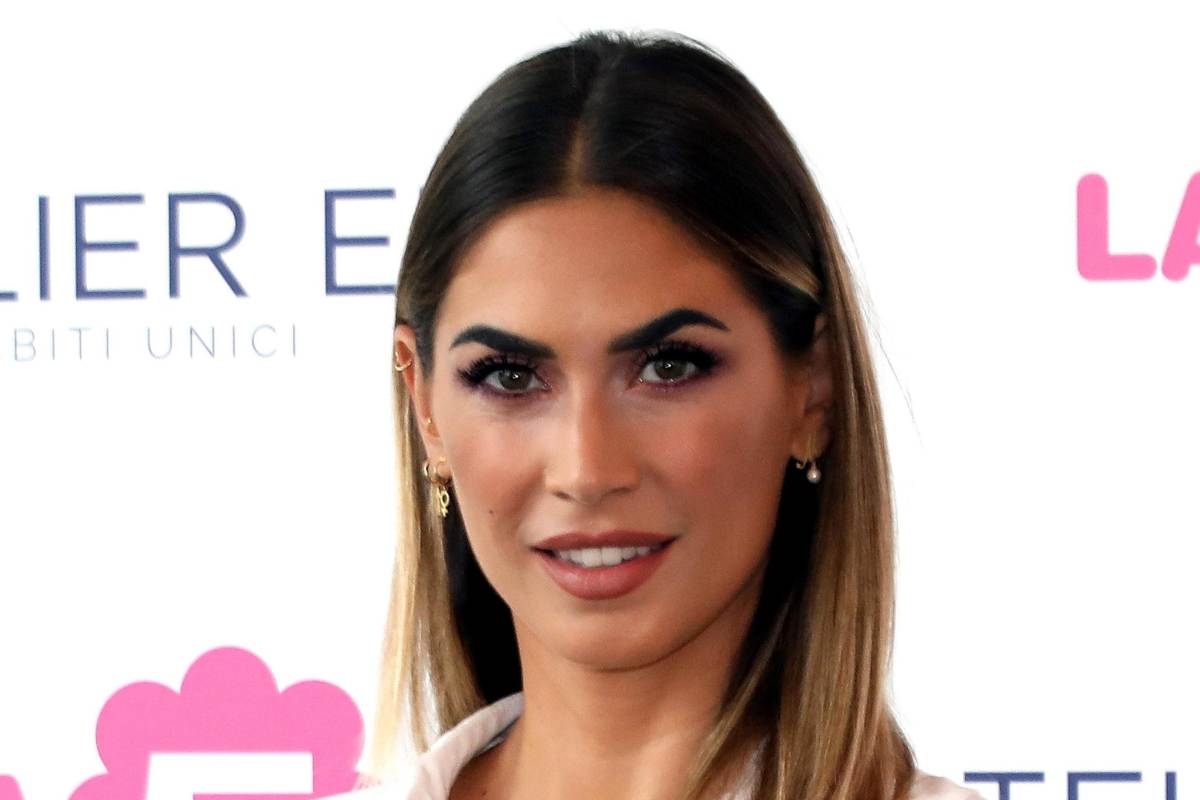 Melissa Satta avvolta nell'oscurità: il tacco in strada è da urlo