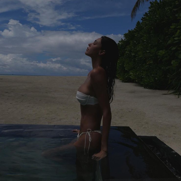Belen, modella alle Maldive