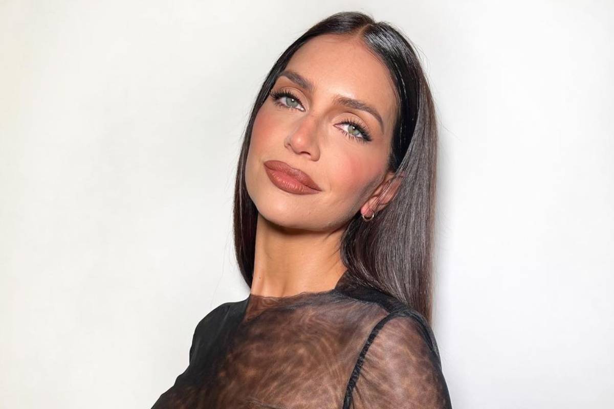 Zaira Nara, nuda sotto la giacca