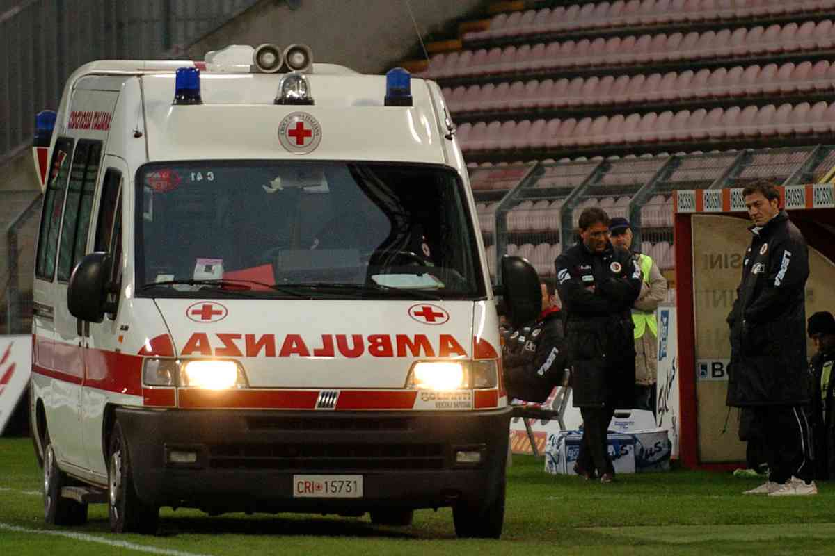 Ambulanza in campo, panico durante la partita