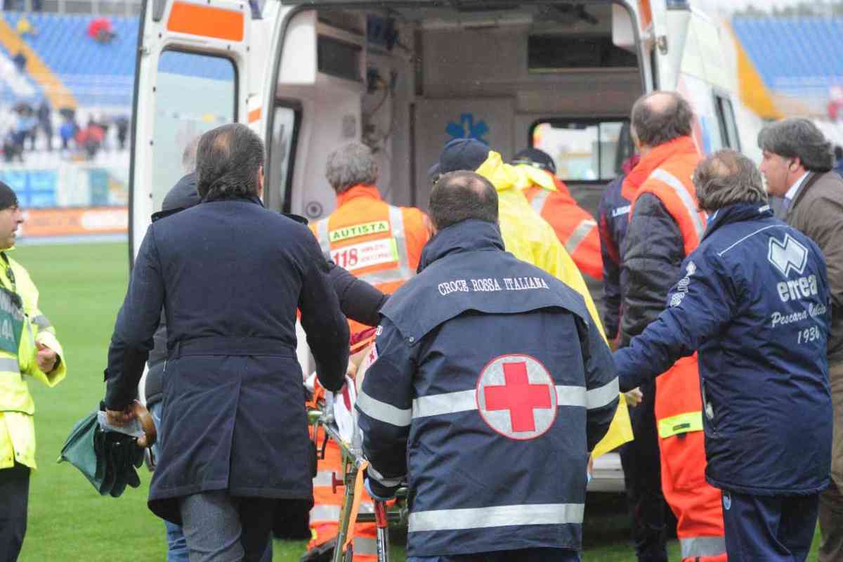 Calciatore infortunato, l'ambulanza è da non credere